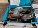 une boîte à outils bleue avec des outils à l'intérieur