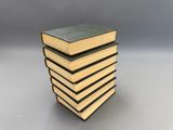 une pile de livres superposés sur une table