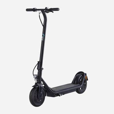 On voit une trottinette électrique sur fond blanc.