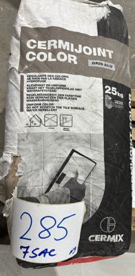 un sac de ciment posé sur une palette