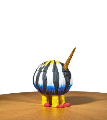 un jouet posé sur une table, avec une batte de baseball à l'intérieur