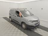 La camionnette est garée dans le garage, avec sa galerie de toit.