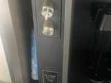 une cafetière et un porte-tasse rangés dans un placard