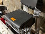 une pile de chaises posée sur une pile de cartons