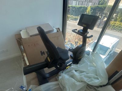 un vélo garé devant une fenêtre