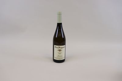 une bouteille de vin posée sur une table