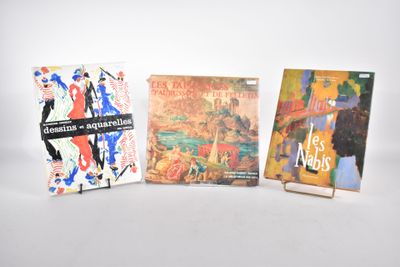 trois livres posés l'un à côté de l'autre sur une table