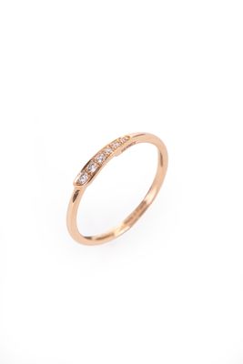 une bague en or rose sertie de diamants sur fond blanc