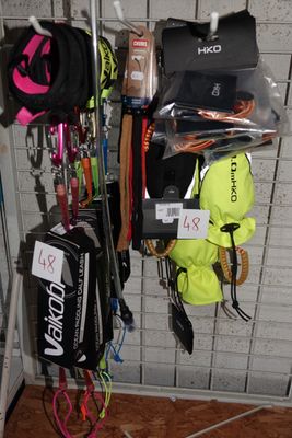 un porte-skis avec plusieurs paires de skis et des bâtons de ski