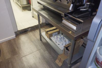 une cafetière posée sur une table en acier inoxydable dans une cuisine