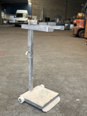 une photo d'un morceau de métal dans un entrepôt