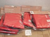 de nombreux sacs en plastique rouges posés sur une table