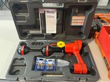 une trousse à outils posée sur une table