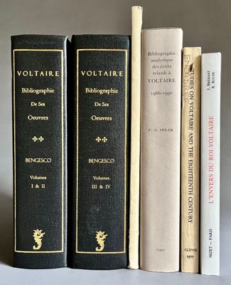 trois livres sont empilés les uns sur les autres sur une table