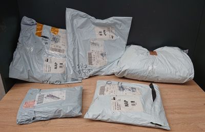 trois sacs de nourriture posés sur une table l'un à côté de l'autre