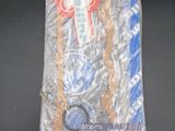 un sac de brosses à dents emballées dans du plastique, posé sur une table