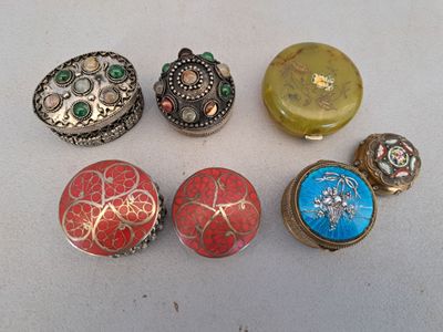 plusieurs types de bijoux posés sur une surface blanche
