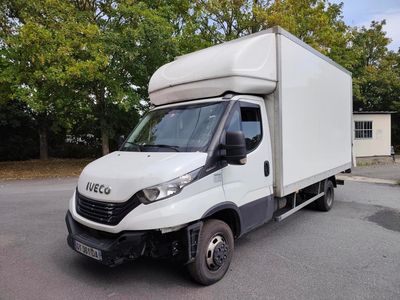 un camion blanc garé sur le parking