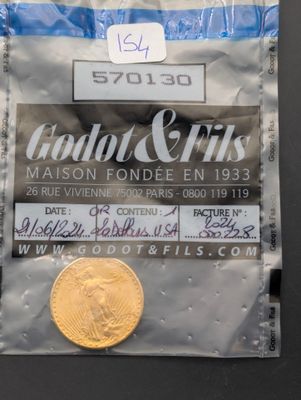 une pièce d'or dans un sachet en plastique posé sur une table