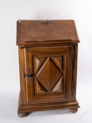 un petit meuble en bois surmonté d'une porte
