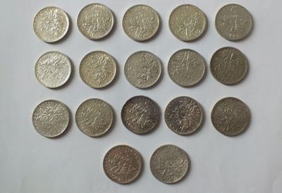 a lot of coins that are on the table