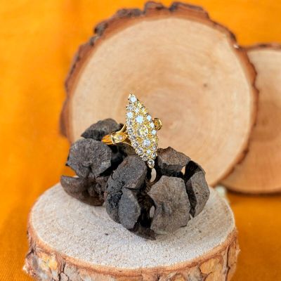 un gros plan d'une bague posée sur un morceau de bois, sur une table