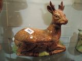 une figurine de cerf exposée dans une vitrine