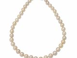 un collier de perles blanches avec un fermoir en or sur fond blanc