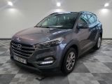 vue de face d'un SUV gris garé sur un sol à damier