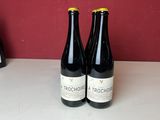 plusieurs bouteilles de vin sont alignées sur un comptoir