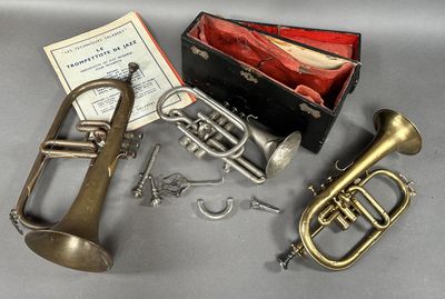 un assortiment d'instruments de musique, comprenant notamment une trompette, un étui à trompette et une trompette