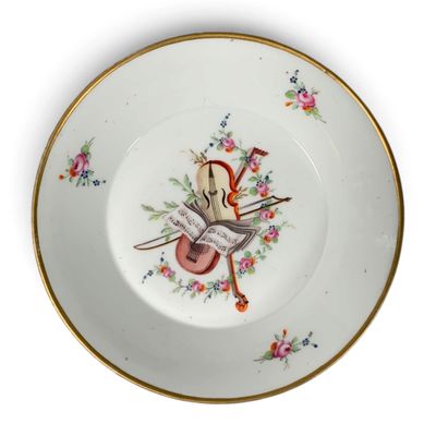 une image représentant une assiette sur laquelle figure un chat