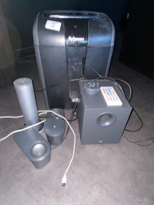 deux haut-parleurs et une enceinte posée au sol