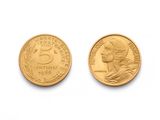 Deux pièces d'or sont représentées sur une surface blanche, sur fond blanc.