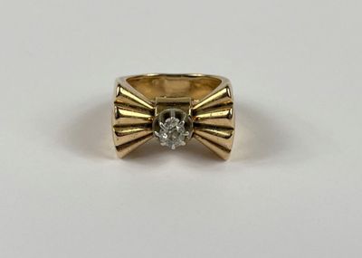 gros plan d'une bague en or avec un diamant au centre