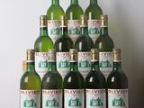 plusieurs bouteilles de vin posées sur une table en bois