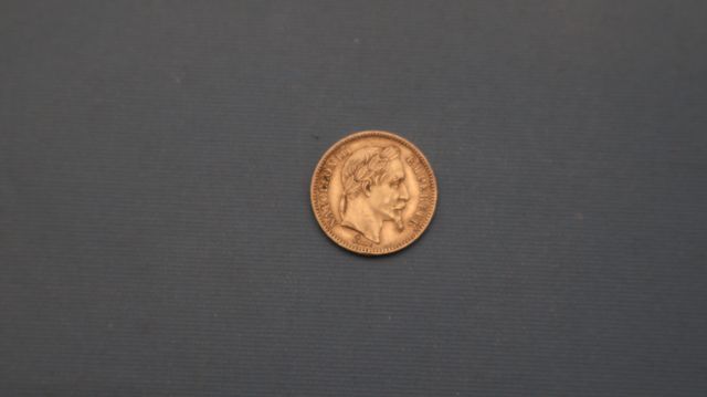 Une pièce de monnaie en or à valeur faciale de 20 francs Français...