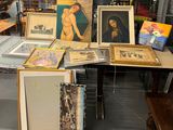 une table sur laquelle sont posées de nombreuses photos