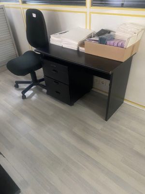 un bureau avec une chaise et une boîte posée dessus