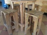 quatre tabourets et une table au milieu d'une pièce