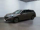 une photo d'une voiture grise dans un showroom
