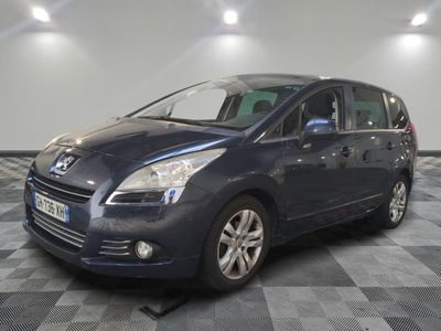 la voiture bleue est garée dans le garage sur le sol en damier