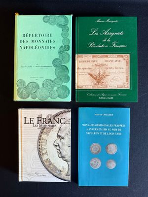 quatre livres posés sur une table noire, sur fond noir