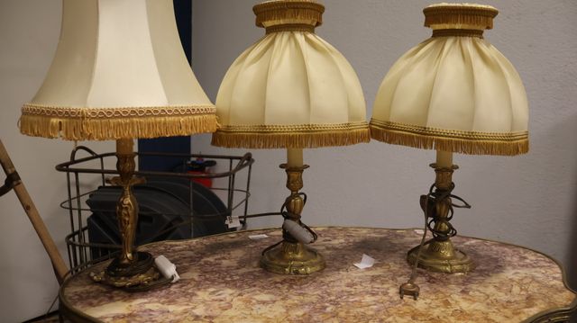 Lot de trois lampes piètement bronze