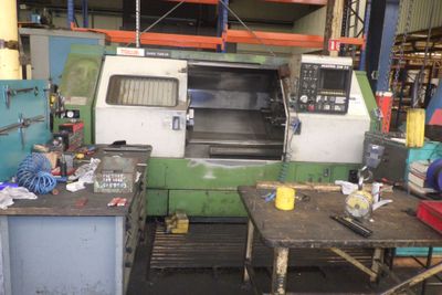 une grosse machine installée dans une usine
