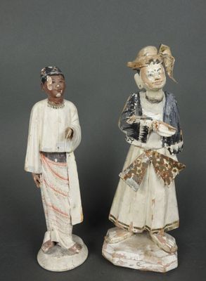 deux figurines d'un homme et d'une femme debout l'un à côté de l'autre