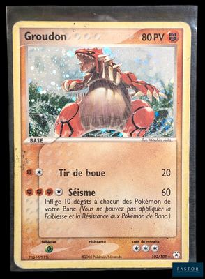 un gros plan d'une carte sur laquelle figure l'image d'un dragon