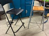 deux chaises et une table dans une pièce où se trouve une armoire bleue