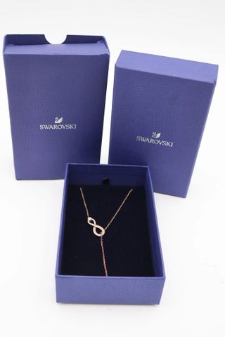 ZWAROVSKI : pendentif modèle Infinity dans sa boite