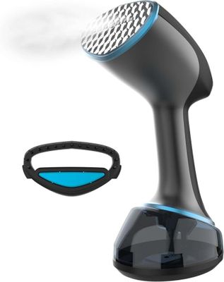 une image représentant un sèche-cheveux, une brosse à cheveux et une tondeuse à cheveux
